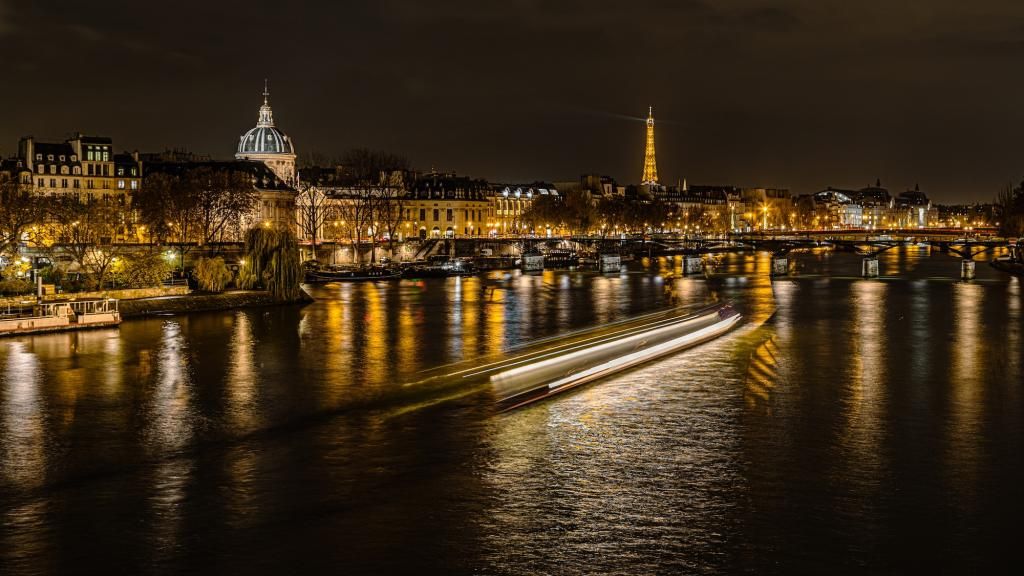 Illuminations et balades nocturnes : Montmartre sous son plus beau jour depuis l’Hôtel Barnett