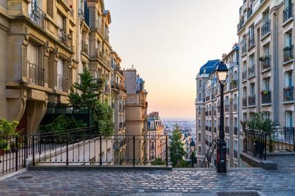 Illuminations et balades nocturnes : Montmartre sous son plus beau jour depuis l’Hôtel Barnett